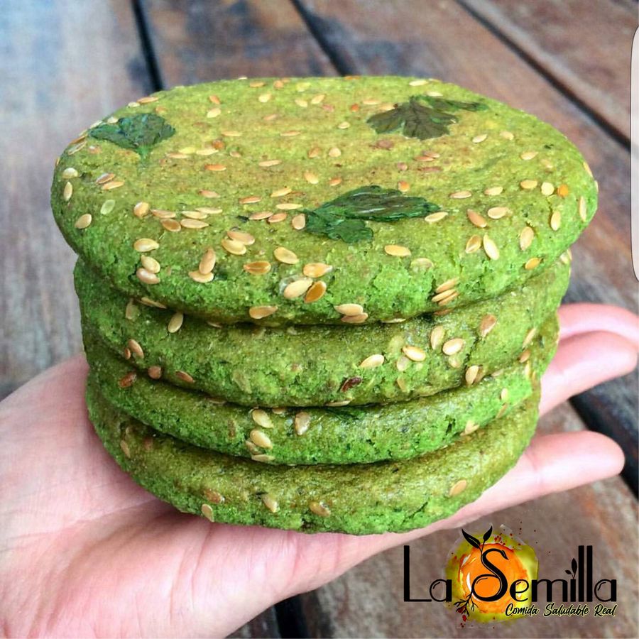 Arepa de Maíz con Espinacas, chia, nueces y almendras. Paquete x 5 unds